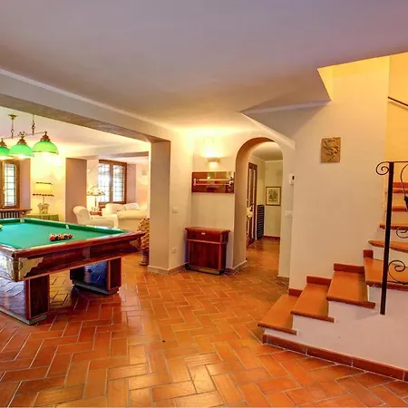 Sleeps 9 Pool Air Con Wifi