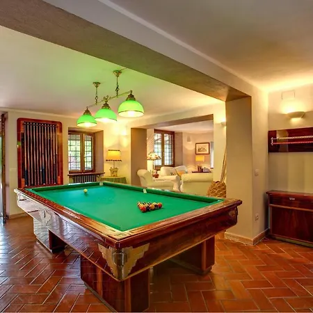 Villa Sleeps 9 Pool Air Con Wifi